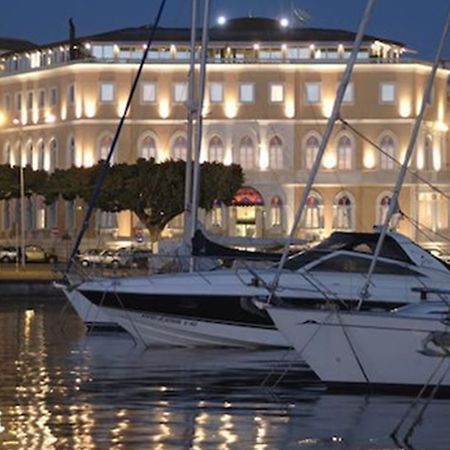 Grand Hotel Ortigia Syracuse Esterno foto The hotel at night