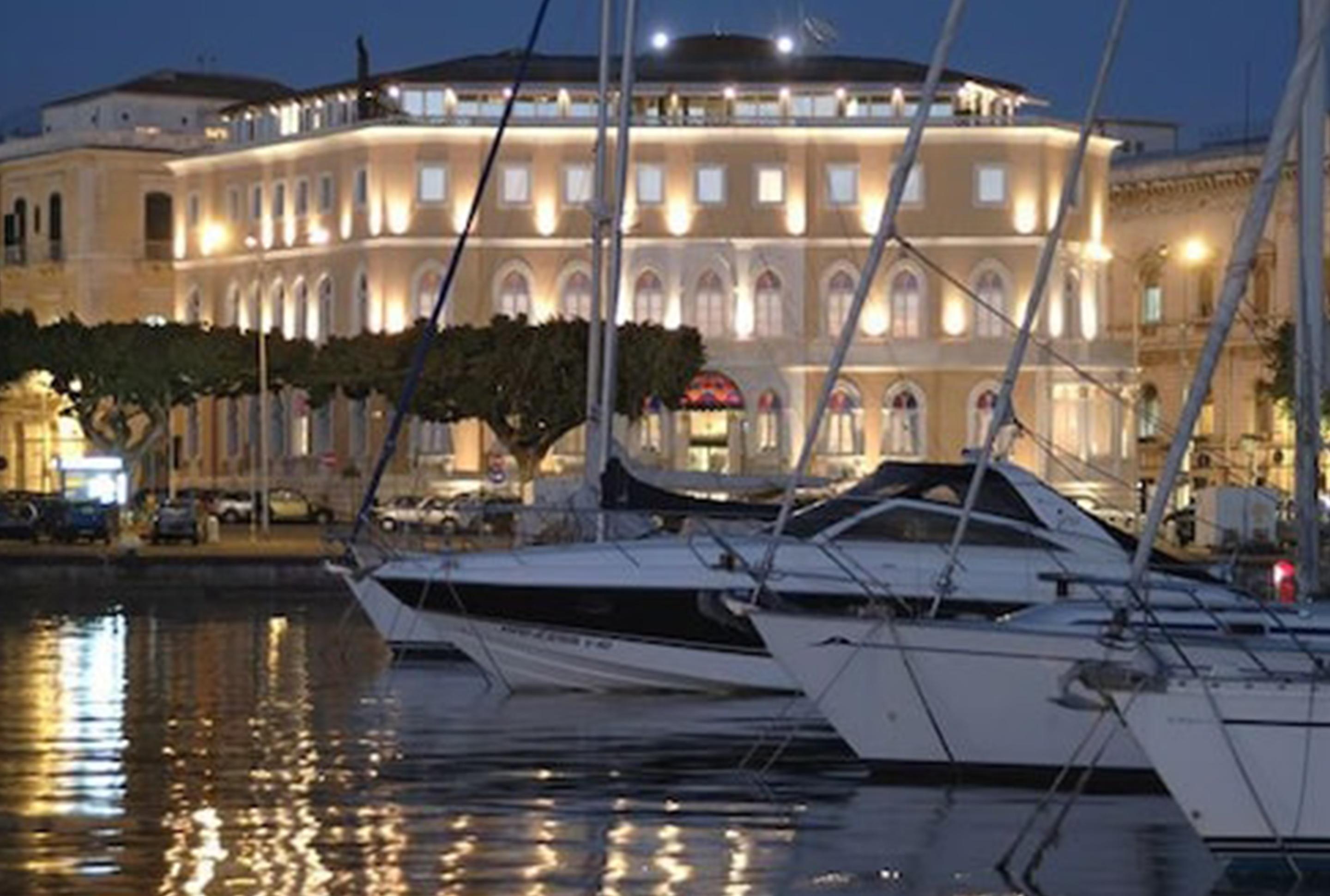Grand Hotel Ortigia Syracuse Esterno foto The hotel at night