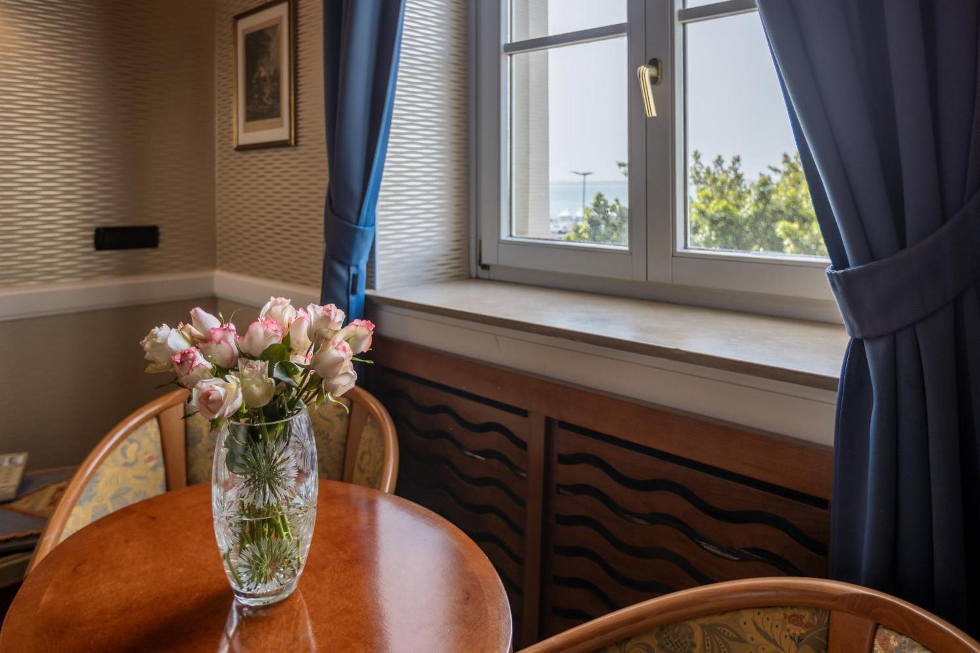 Grand Hotel Ortigia Syracuse Esterno foto A window seat